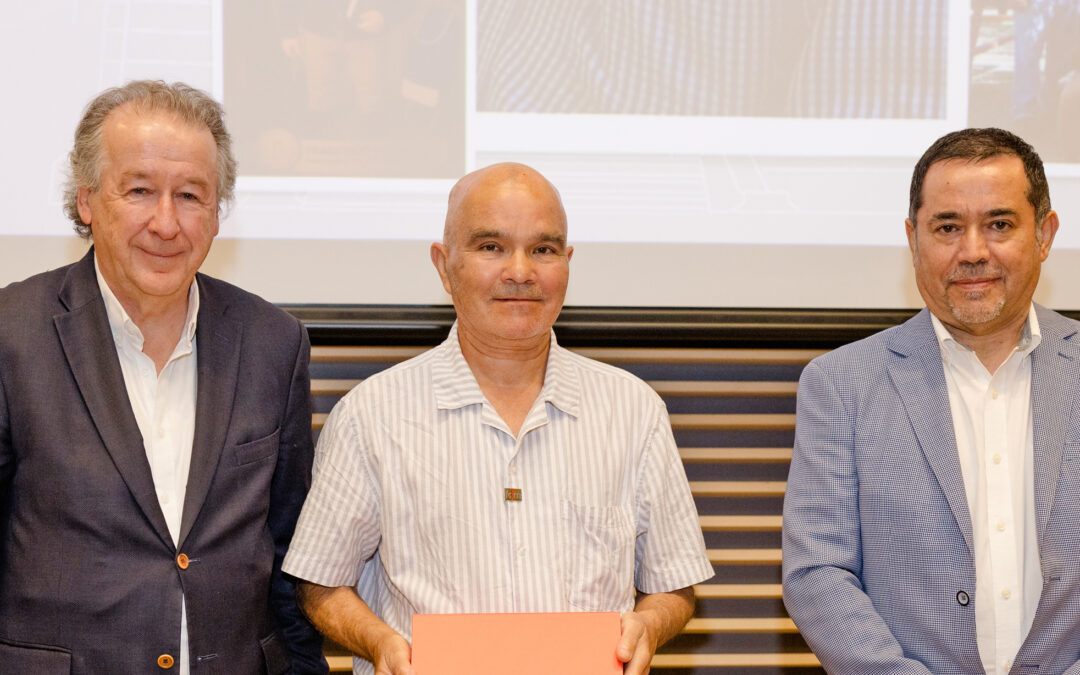 Francisco Veloso recibe el “Reconocimiento a la Trayectoria FCFM 2025”