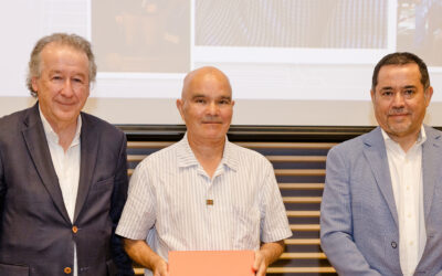 Francisco Veloso recibe el “Reconocimiento a la Trayectoria FCFM 2025”